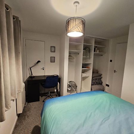 Entire Spacious Modern One Bedroom House Суиндън Екстериор снимка